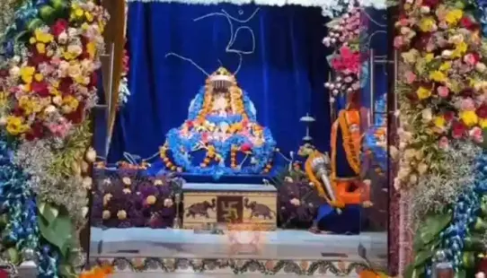 A large number of devotees are arriving at Ayodhya Dham for darshan. For the security of the devotees, the entire Ayodhya Dham area has been divided into