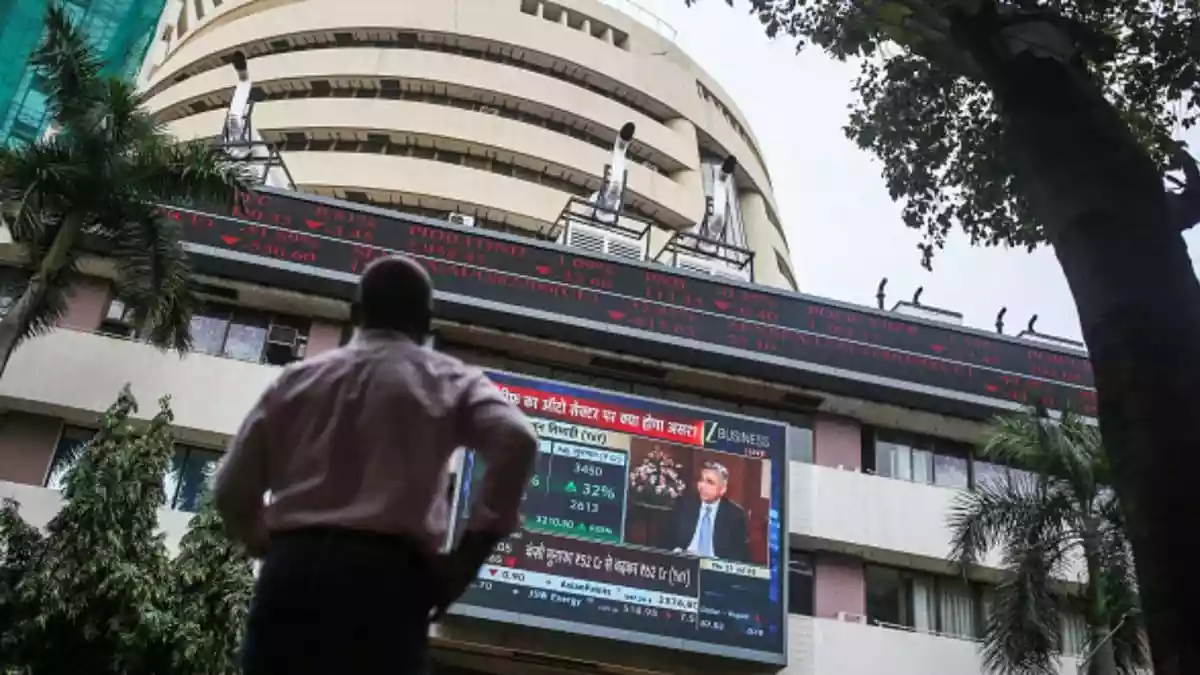 <strong>Sensex Today: </strong>The Nifty50 and the Sensex gave up a large part of their intraday gains, even as rising Brent crude prices weighed