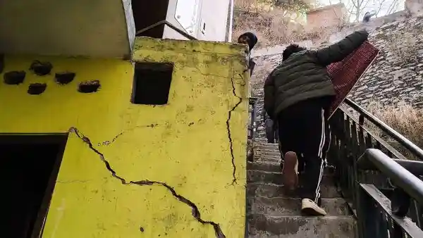 Shimla houses develop cracks