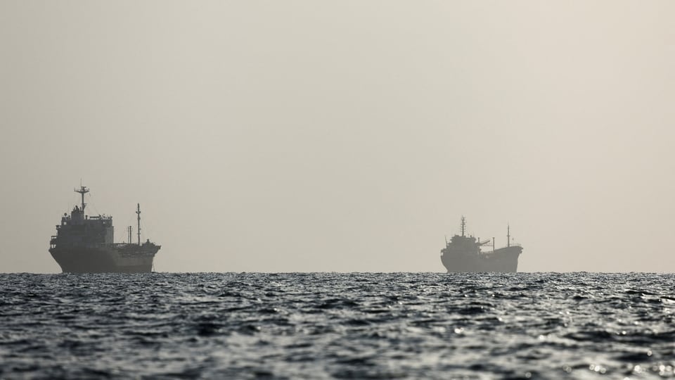 Shipping traffic via Strait of Hormuz slips below 10-day average