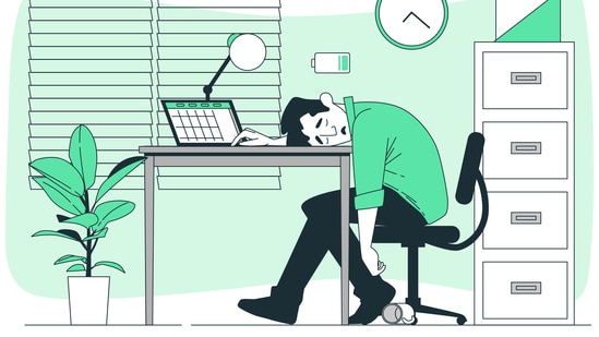 Silent burnout can sneak up on you. Psychologist shares 10 subtle signs at work that quietly drain your energy and impact your mental health. Burnout is not always obvious. It does not just affect people who hate their jobs. In fact, research shows that people who are passionate about their work may experience burnout more often. This is because they tend to give their all and ignore early signs of stress.