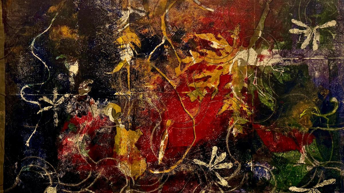 Singart, at Forum Art Gallery presents a cross-cultural dialogue between India and Singapore — two regions that are deeply connected through history, migration, and language. Organised as part of Singa60, by Hindu Tamil Thisai in collaboration with The Hindu and Business Line, the exhibition explores themes of identity, memory, and urban life through artists based in Singapore, especially since a deep, pre-dated bond exists between Singaporeans and Tamil people.