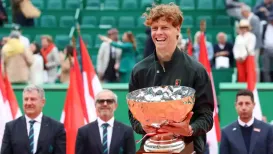 Well, it felt inevitable, and now it’s official — Jannik Sinner is back on top of the tennis world. The Italian star clinched his first clay-court ATP