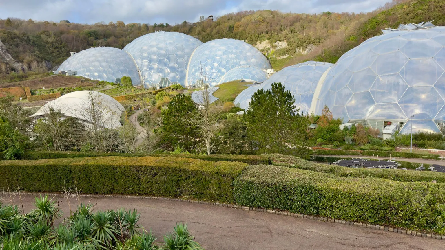 Sir Nicholas Grimshaw, the architect of the Eden Project in Cornwall, has died at the age of 85. Sir Nicholas also designed the British Pavilion for the Seville Expo 1992 and the glass-and-steel International Terminal at Waterloo in London which won The Royal Institute of British Architects Building of the Year Award in 1994.
