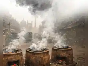 Delhi's government is banning tandoors in a desperate attempt to combat smog, a move the author argues distracts from real solutions like vehicular emissions