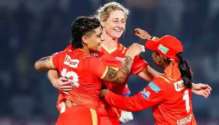 Under severe pressure, Sophie Devine once again operated with precision under pressure, using the ball effectively and leading the Giants to second place on