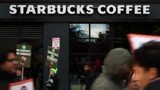 Starbucks has agreed pay more than $35m (£26m) to thousands of workers in New York City, to settle the city's claims that the company denied them stable