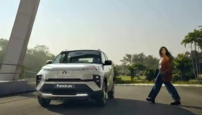 <strong>Electric Cars Under Rs 15 Lakh: </strong>Looking for an affordable electric car in India? Let's check out the options with a starting price under Rs 15 lakh (ex-showroom). <strong>Electric Cars Under Rs 15 Lakh In India: </strong>Looking for an affordable electric car in India? Let's check out the options with a starting price under Rs 15 lakh (ex-showroom). All the options within the aforementioned budget range come from mass-market car manufacturers like Tata, MG and Citroen.