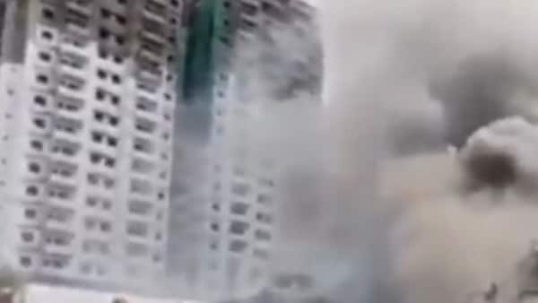 <strong>Viral Videos:</strong> Plumes of black smoke engulfed a factory in Pakistan's Karachi, after a massive explosion shook the place. Multiple videos of the incident which have now gone viral on social media, showed the extent of destruction, with many netizens claiming that the blast was so massive, it was heard for several kilometres.