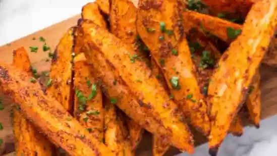 When it comes to weight loss, many people compare sweet potatoes and white potatoes. Both are common foods in diets around the world