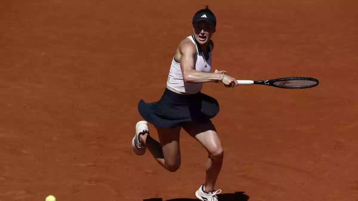 Swiatek, Svitolina cruise into French Open third round