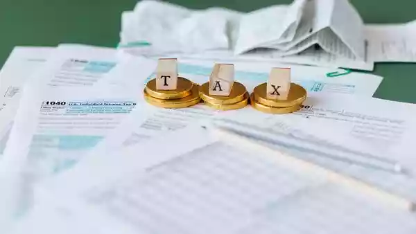 A salaried employee has the option to choose between the old and the new income tax regimes while filing their returns, though the latter one continues to