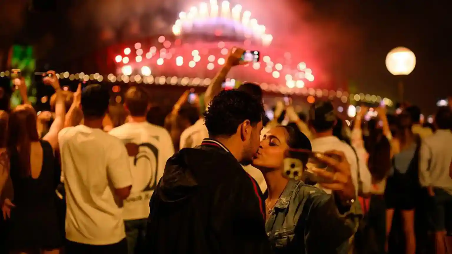 Sydney sends message of peace for New Year's after Bondi attack
