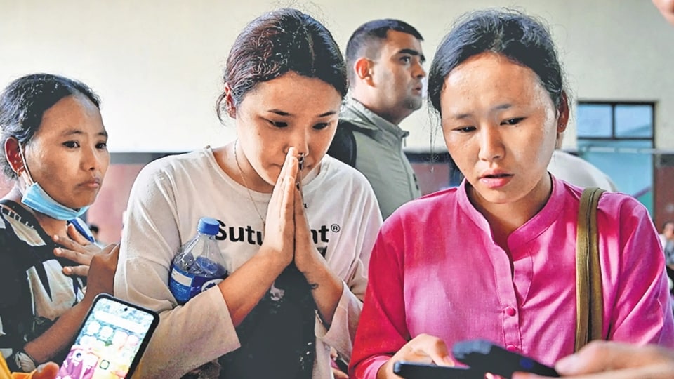 <h4>Tamil Nadu, Bengal pilgrims among 133 Indians unaccounted for in Nepal floods</h4><h4>Isha Foundation head Sadguru said 77 people from