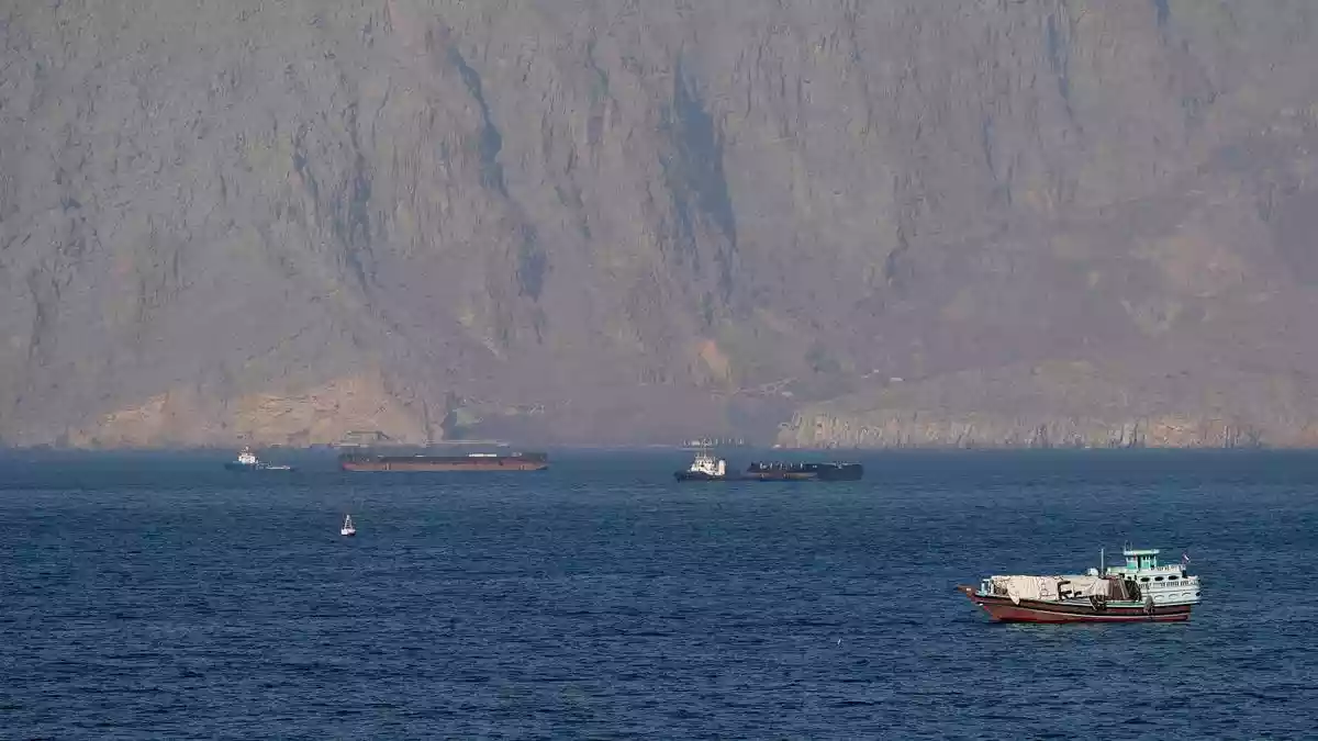 A tanker was hit by unidentified projectiles off the coast of the United Arab Emirates, a British maritime agency reported on Monday (May 4, 2026)