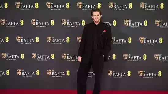 Taylor Swift's former boyfriend and actor Joe Alwyn might be back in the dating game. As per Deuxmoi, during the staging of a play in London last month