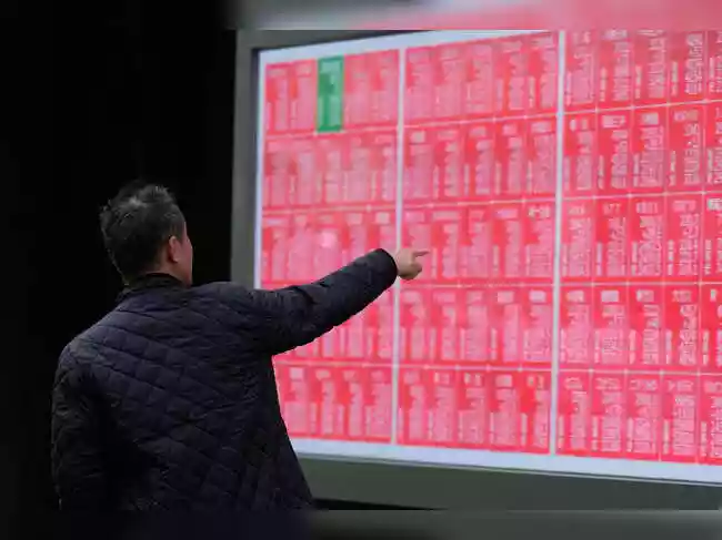 Tech shares lower as Trump rejects talk of AI bubble