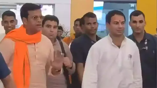 A surprise encounter between Janshakti Janata Dal (JJD) founder Tej Pratap Yadav and BJP MP Ravi Kishan at Patna Airport on Friday stirred political chatter