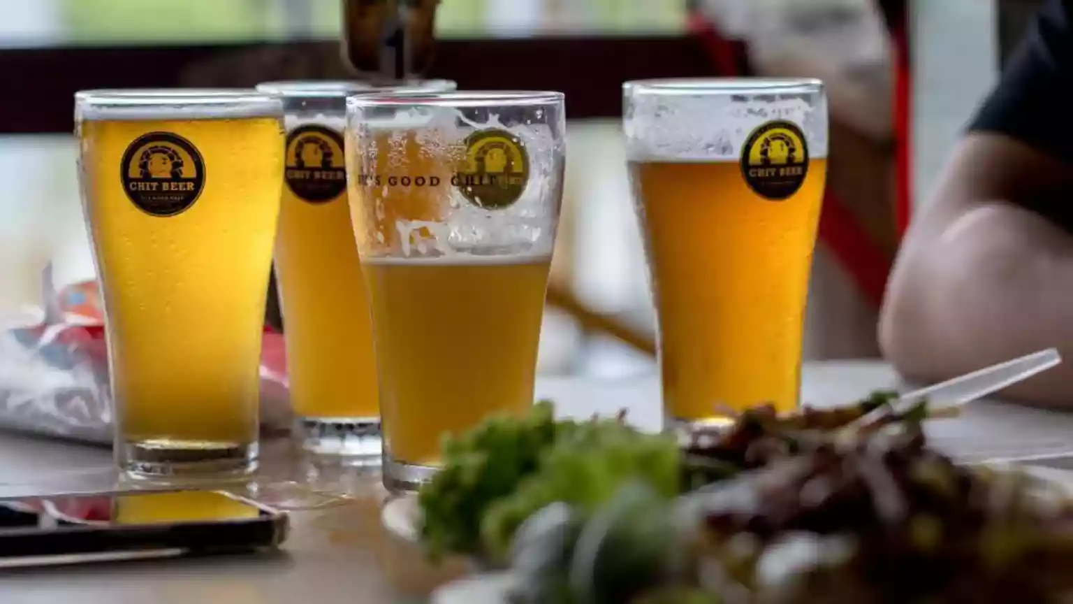 Thailand has temporarily lifted a decades-old ban on the sale of alcoholic drinks in the afternoons as it seeks to boost tourism. Liquor stores