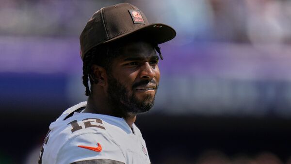 The 2025 NFL Draft delivered a major shock when Colorado quarterback Shedeur Sanders, son of NFL legend Deion Sanders, slid all the way to the fifth round. Expected to be a top pick, Sanders was taken by the Cleveland Browns at No. 144 overall. But the even bigger surprise was that Sanders reportedly told the Baltimore Ravens not to draft him just three picks earlier at No. 141.