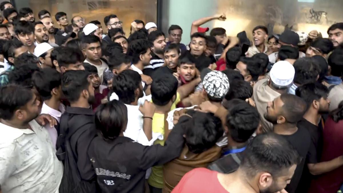 The Apple iPhone 17 series went up for sale today in India, and with that, all the four Apple Stores in India saw massive crowds gathering to get their hands on the new iPhones. People queued up from the previous night itself to be among the first to get the new iPhone 17 models, which consist of the iPhone 17, iPhone 17 Air, iPhone 17 Pro and iPhone 17 Pro Max.