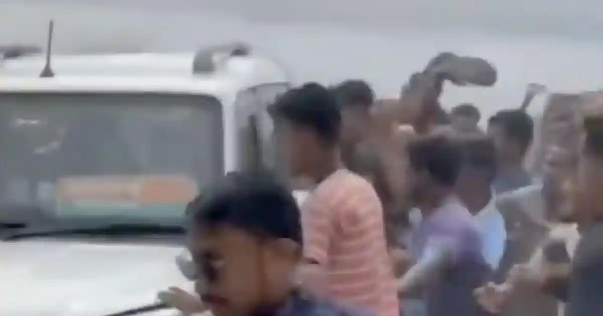 The Bharatiya Janata Party on Monday alleged that its Maldah Uttar MP Khagen Murmu and Siliguri MLA Shankar Ghosh were chased and assaulted in Jalpaiguri while reviewing flood damage in the region. Murmu sustained serious injuries as his vehicle was ransacked by a mob of around 500 persons, who allegedly threw stones and attacked him and Ghosh with sticks, The Indian Express reported.The Bharatiya Janata Party on Monday alleged that its Maldah Uttar MP Khagen Murmu and Siliguri MLA Shankar Ghosh were chased and assaulted in Jalpaiguri while reviewing flood damage in the region.Murmu sustained serious injuries as his vehicle was ransacked by a mob of around 500 persons, who allegedly threw stones and attacked him and Ghosh with sticks, The Indian Express reported.The BJP's West Bengal unit accused the ruling Trinamool Congress of orchestrating the assault.Ghosh told reporters that Murmu was “bleeding profusely”, the newspaper reported.“When we visited the area, some people came up to us and said they were Didi's sainik [Chief Minister Mamata Banerjee's soldiers] and asked why we were there,” he was quoted as saying. “We said we are Modi ji's sainik [Prime Minister Narendra Modi's soldiers].”