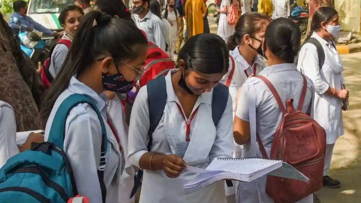 The Central Board of Secondary Education (CBSE) has reopened the class 10 and 12 board exam 2026 LOC portal but with late fees. Schools can fill out the LOC form and submit it through the official CBSE website at cbse.gov.in. The portal for form submission through challan payment will remain open until October 8, 2025. Forms can be submitted with a late fee via other modes of payment until October 11, 2025.