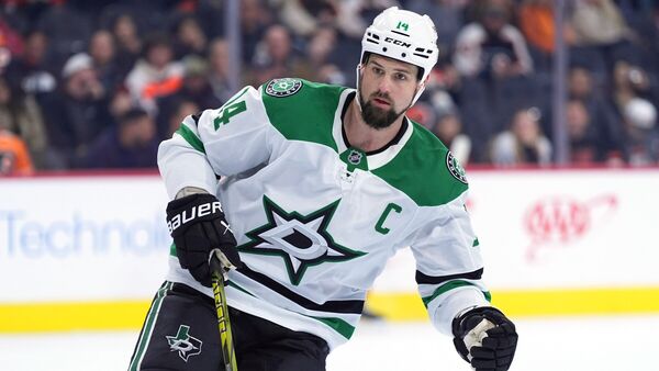 The Dallas Stars will face the early 2025-26 NHL season without their veteran captain, Jamie Benn, who is set to undergo surgery for a collapsed lung. The team announced the news on Thursday, revealing that the injury occurred during Tuesday's preseason game against the Minnesota Wild. Benn is expected to make a full recovery but will be sidelined for at least four weeks, casting a shadow over the Stars' season opener.