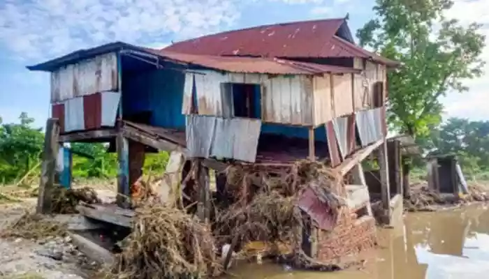 The death toll following heavy rainfall and landslides in the regions of North Bengal has risen to 36, as per the National Disaster Response Force (NDRF) and district administrations in Darjeeling and Jalpaiguri. The death toll following heavy rainfall and landslides in the hills, Terai, and Dooars regions of North Bengal till Tuesday morning has risen to 36, as per the National Disaster Response Force (NDRF) and district administrations in Darjeeling and Jalpaiguri.The death toll following heavy rainfall and landslides in the regions of North Bengal has risen to 36, as per the National Disaster Response Force (NDRF) and district administrations in Darjeeling and Jalpaiguri.The death toll following heavy rainfall and landslides in the hills, Terai, and Dooars regions of North Bengal till Tuesday morning has risen to 36, as per the National Disaster Response Force (NDRF) and district administrations in Darjeeling and Jalpaiguri.With the weather conditions improving since Monday morning, there has been substantial progress in relief and rescue operations. Several affected people have been shifted to safe places, and tourists have been evacuated from the affected areas.