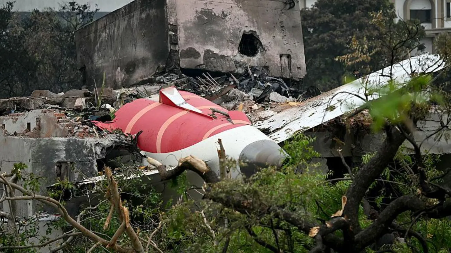 The families of four passengers who died on an Air India jet that crashed in June have filed a lawsuit in the US against planemaker Boeing and aircraft parts maker Honeywell, accusing the companies of negligence. The lawsuit filed Tuesday, and seen by the BBC, said faulty fuel switches caused the accident and accused the companies of doing 
