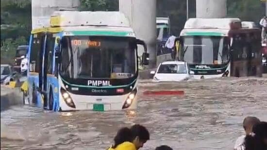 The Forum of IT Employees, a body representing IT employees, stated the incident has once again drawn attention to the longstanding infrastructure woes of Hinjewadi IT Park A sudden and heavy downpour turned Hinjewadi IT Park into what people are calling a “water park” on Saturday morning. The brief spell of rain submerged several major roads and disrupted daily routines of employees, residents, and commuters.