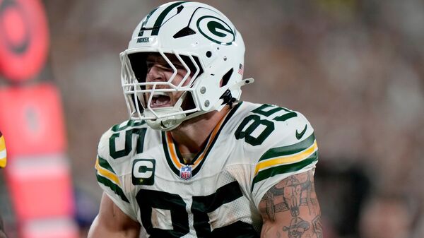 The Green Bay Packers started the NFL 2025 season on a high note after a 2-0 start, but Thursday's practice brought a harsh reminder of the grind ahead. Tight end Tucker Kraft, the breakout star who's lit up the stat sheet early on, suffered a left knee injury that has fans and fantasy owners hitting the panic button. With a crucial Week 3 clash against the winless Cleveland Browns looming, the Packers are bracing for potential changes in their offensive blueprint.