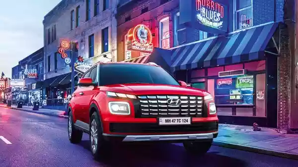 The Hyundai Venue is one of the best-selling sub-compact SUVs in the Indian passenger vehicle market. Despite tough competition from rivals such as the Tata Nexon, Maruti Suzuki Brezza and others, the Hyundai Venue has been able to make a strong footprint in the segment. Since its launch, the Hyundai Venue has become a leading revenue churner for the South Korean auto giant, owing to its practicality, upmarket vibe, wide range of powertrain options, etc. Fuelling the sales numbers of this SUV further is the ever-increasing demand for utility vehicles in the country.