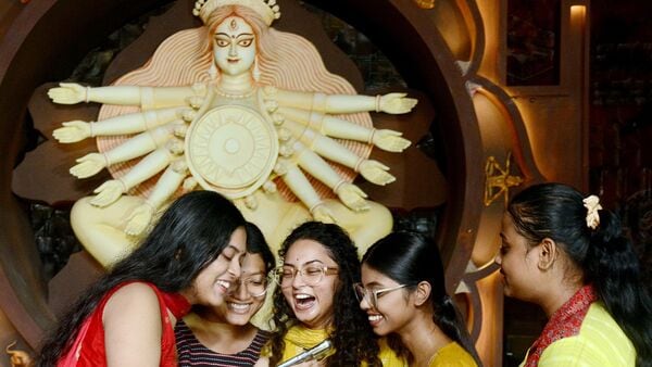 The India Meteorological Department (IMD) has forecast rain in Kolkata for most day during the Durga Puja! The weather office said, the city will experience mostly cloudy skies along with light to moderate showers and thundershowers through October 2.