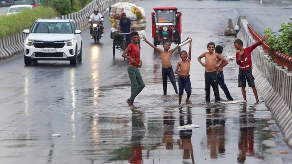 The India Meteorological Department (IMD) has issued an “orange alert” for heavy rains and thunderstorms in the national capital on Tuesday, August 19. In a nowcast, the weather agency issued the alert till 4:40 PM on Tuesday and said, “Thunderstorm/lightning with moderate rain very likely over parts of South East Delhi, East Delhi, Shahadra, Central Delhi, North East Delhi, South Delhi, New Delhi, South West Delhi, West Delhi, North West Delhi, North Delhi.”