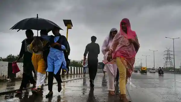 The India Meteorological Department (IMD) has predicted thunderstorms accompanied by rainfall in Delhi from Sunday, continuing through October 7. A yellow alert has been issued for Monday, although no severe weather warnings are in place. Temperatures are expected to remain moderate, ranging between 24°C and 32°C during this period. The warning comes as southwest monsoon conditions remain active in north Bihar and eastern Uttar Pradesh, which saw extremely heavy rainfall — over 210 mm — on Friday and Saturday. More rainfall is expected over the next two to three days in several districts.