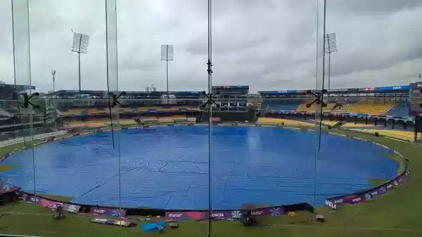 The India-Pakistan rivalry in cricket renews at the ​​R Premadasa International Cricket Stadium in Colombo. India Women and Pakistan Women will face off in Match 6 of the ICC Women's Cricket World Cup 2025. Weather predictions today may worry cricket fans. On October 4, due to heavy rain in Colombo, the Australia vs Sri Lanka cricket match was called off without a ball being bowled.
