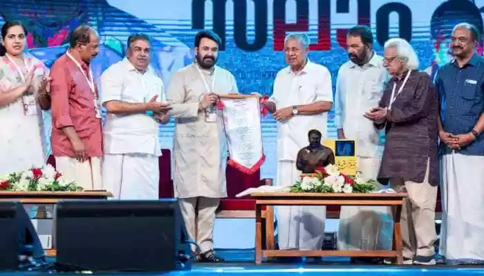 The Kerala government has officially honored legendary actor Mohanlal for his 2025 Dadasaheb Phalke Award win, India's highest film honor. Thiruvananthapuram: Malayalam actor Mohanlal, who has been recently awarded the Dadasaheb Phalke Award for his iconic contribution to cinema, was honoured by the Kerala government for his achievement at the 'Malayalam Vanolam Lalsalam' event in Thiruvananthapuram on Saturday.<br> <br> The Chief Minister of Kerala, Pinarayi Vijayan, presented the actor with a citation written by poet Prabha Varma on behalf of the Kerala government at the 'Malayalam Vanolam Lalsalam' event.