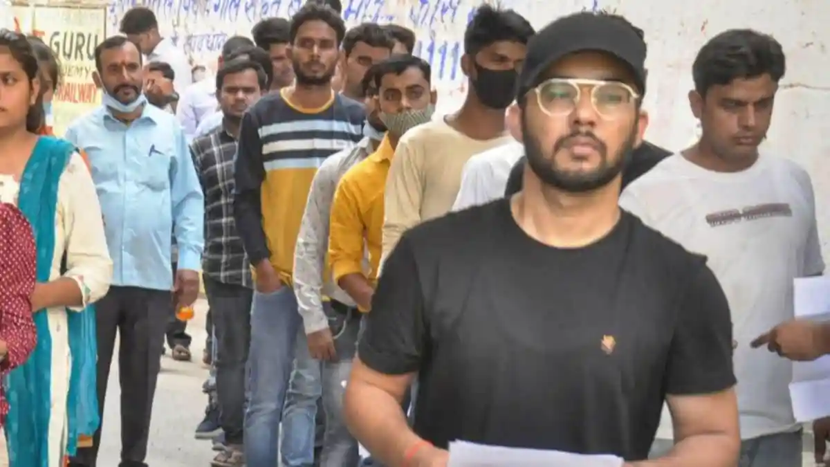 The Life Insurance Corporation of India (LIC) has announced vacancies for the positions of Assistant Administrative Officer (AAO) and Assistant Engineer (AE). Candidates who meet the qualifications for these roles can apply by visiting LIC's official website at licindia.in. The application process began today, August 16.