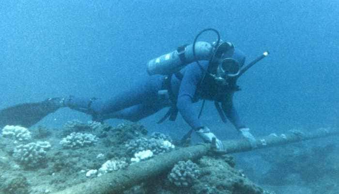 The most reliable way to connect countries through the internet is via submarine optical fiber cables. These cables stretch thousands of kilometres beneath the sea, carrying the digital world across continents. <strong>New Delhi:</strong> Internet is an inseparable part of life in this modern world. Social media access, YouTube and OTT platforms, video calls, online shopping and office work, all rely on a constant digital connection. Many people assume that the internet primarily comes from satellites or mobile towers. However, the reality is nearly 99 percent of global internet traffic travels through cables laid beneath the oceans. The data flows not above, but below, through the depths of the seas.