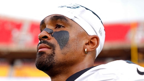 The Philadelphia Eagles won against the Kansas City Chiefs on Sunday despite Jalen Hurts barely managing 100 yards. Despite a lack of individual brilliance from the Eagles' roster, the team managed to keep the weak Chiefs' offensive line in check for most of the game.