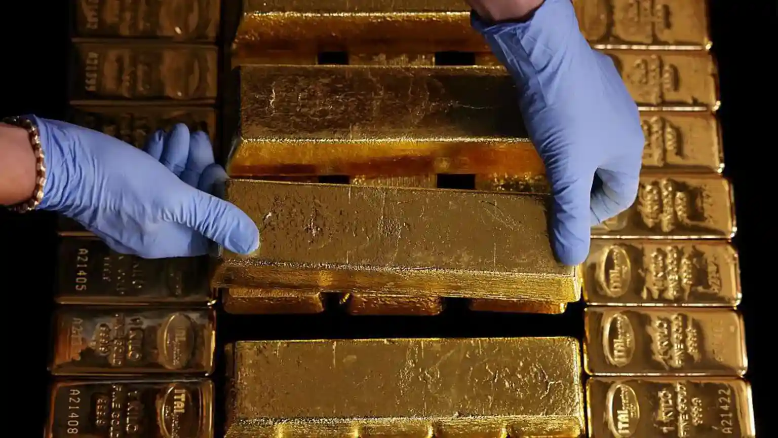 The price of gold has hit a record high of more than $4,000 (£2,985) an ounce as investors look for safe places to put their money over concerns about economic and political uncertainty around the world. Gold has seen its biggest rally since the 1970s, rising by around a third since April when US President Donald Trump announced tariffs which have upset global trade.The price of gold has hit a record high of more than $4,000 (£2,985) an ounce as investors look for safe places to put their money over concerns about economic and political uncertainty around the world.Gold has seen its biggest rally since the 1970s, rising by around a third since April when US President Donald Trump announced tariffs which have upset global trade.Analysts say another issue worrying investors is delays to the release of key economic data as the US government shutdown enters its second week.Gold is seen as a so-called safe haven investment, which is expected to retain or increase its value during times of market turbulence or economic downturns.