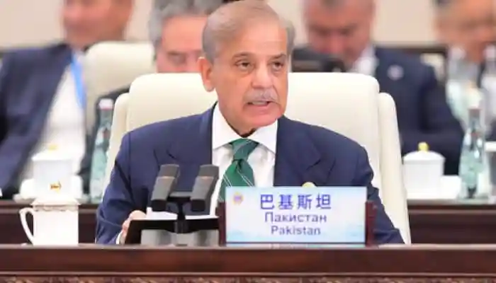 The recent tensions follow reports of airstrikes in Kabul earlier this week. Although Islamabad has not officially confirmed carrying out the strikes, it has urged Kabul to stop providing refuge to the Tehreek-e-Taliban Pakistan (TTP) within its borders.The recent tensions follow reports of airstrikes in Kabul earlier this week. Although Islamabad has not officially confirmed carrying out the strikes, it has urged Kabul to stop providing refuge to the Tehreek-e-Taliban Pakistan (TTP) within its borders.Tensions between Pakistan and Afghanistan escalated dramatically on Sunday after violent clashes along the border resulted in disputed casualty claims and territorial losses. Pakistani Prime Minister Shehbaz Sharif condemned what he called provocations by Afghanistan and vowed a strong response to attacks that Taliban sources claim killed dozens of Pakistani soldiers.The Taliban government's chief spokesman, Zabihullah Mujahid, stated that Afghan forces captured 25 Pakistani army posts during the confrontation, with 58 soldiers killed and 30 others injured. Pakistan has not independently confirmed these casualty figures, though Sharif's statement acknowledged serious border violence.