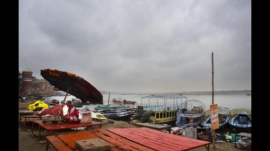 The southwest monsoon has arrived in UP, with forecasts for heavy rain and thunderstorms. Some villages are cut off due to bridge washouts from heavy rainfall. The southwest monsoon finally made its first appearance in the state this year on Wednesday. However, it, yet again, defied the trends by entering the state from Jhansi, Lalitpur and Sonbhadra districts in the south for the second year in a row.