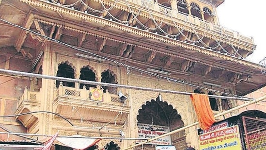 The Supreme Court on Monday asked why the Uttar Pradesh government was in a 