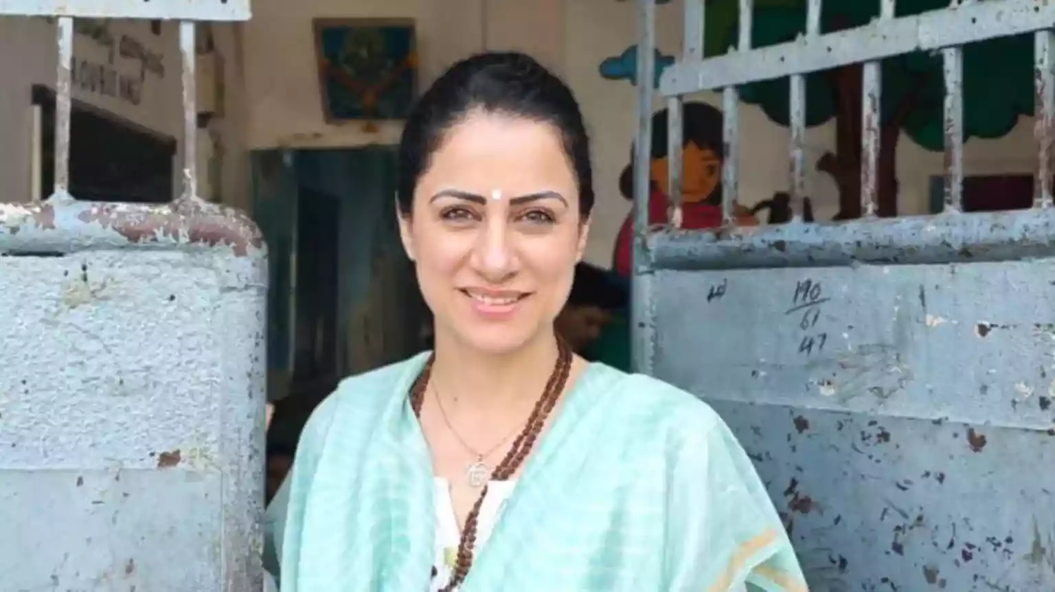A narrow lane in Mumbai city's upmarket Colaba area opens up to a patch of land filled with small concrete cubicles - nooks washermen use to clean and dry the