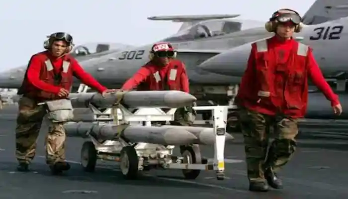 The United States has added Pakistan to the list of potential buyers for the AIM-120C8/D3 air-to-air missile. This advanced beyond-visual-range (BVR) missile can be integrated with Pakistan's F-16 fighter jets, enhancing their striking capabilities. The AIM-120C8/D3 is a highly advanced medium-range air-to-air missile, which is designed to target enemy fighter jets, Airborne Warning and Control System and other surveillance aircraft with precision.The United States has added Pakistan to the list of potential buyers for the AIM-120C8/D3 air-to-air missile. This advanced beyond-visual-range (BVR) missile can be integrated with Pakistan's F-16 fighter jets, enhancing their striking capabilities. The AIM-120C8/D3 is a highly advanced medium-range air-to-air missile, which is designed to target enemy fighter jets, Airborne Warning and Control System and other surveillance aircraft with precision.<strong>Washington:</strong> The U.S. Department of Defense has updated its official list of countries eligible to procure the Advanced Medium Range Air-to-Air Missile (AMRAAM). Pakistan is listed among potential buyers of the AIM-120C8/D3 missile, produced by American defense firm Raytheon. The Department of Defense website highlights that the update comes under an existing contract (FA8675-23-C-0037), covering more than a dozen countries.