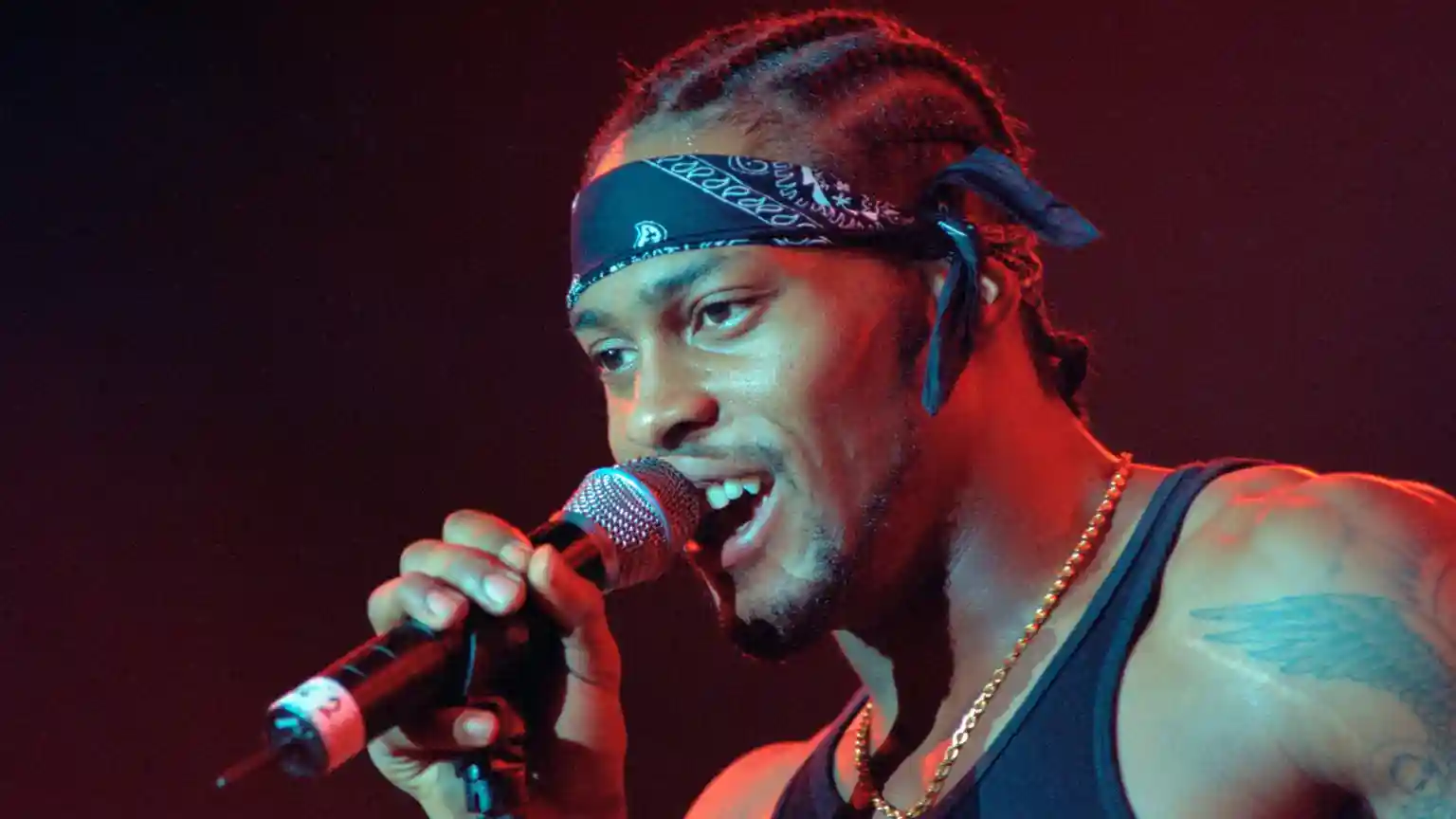 There aren't many musicians whose sound is so distinctive and influential that the music industry invents a whole new genre to describe it. </b> But D'Angelo, who has died at the age of 51, was seen as a trailblazer, thanks in large part to his groundbreaking debut album Brown Sugar, released in July 1995.There aren't many musicians whose sound is so distinctive and influential that the music industry invents a whole new genre to describe it. </b>But D'Angelo, who has died at the age of 51, was seen as a trailblazer, thanks in large part to his groundbreaking debut album Brown Sugar, released in July 1995.With its slow tempos and smooth vocals, D'Angelo's chilled-out, late-night vibe recalled some of the legends of soul while also sounding entirely new.R&B was already popular at the time - with TLC, Mary J Blige and Janet Jackson among the stars riding high in the charts.But Brown Sugar's more laid-back sound blended rhythm and blues with crisp hip-hop beats, jazz and funk, differentiating it from the more pop-skewing R&B dominating radio at the time.