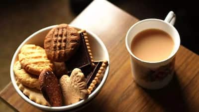 There's nothing more comforting than a steaming cup of chai paired with a crunchy bite and this National Chai Day, the joy of tea-time feels even more special. From morning pick-me-ups to evening addas, every cup of chai tells a story and the right snack makes it complete. Whether it's the comforting taste of Britannia Good Day or the homely crunch of pakoras and samosas, every sip finds its perfect match.