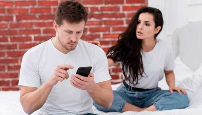 Think twice before saying yes to that dating app invite. A Reddit post has sparked debate after alleging that some bars in Bengaluru are colluding with women to cheat men through inflated bills. A Reddit user has raised an alert about a so-called “dating scam” in Bengaluru. According to the post, some bars and restaurants hire college girls to work with them in collusion, drawing unsuspecting men and then handing them bills far higher than what they actually ordered.